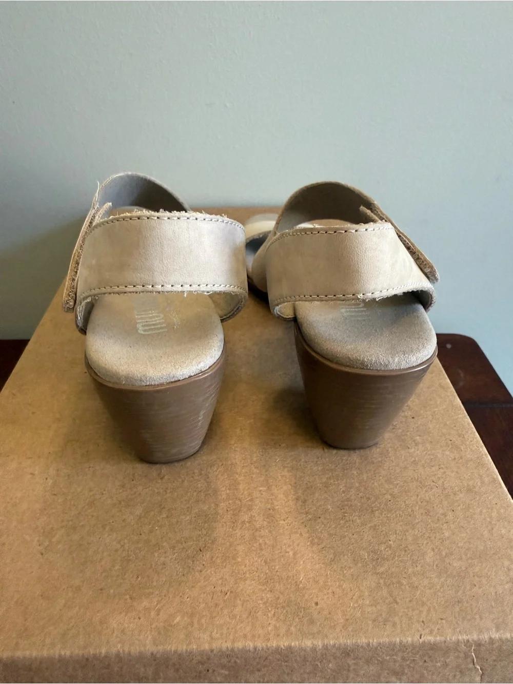 Munro Lucia Neutral Suede Block Heel Sandals 7.5 NEW